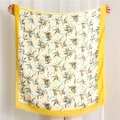 Détail d'une écharpe à motif de feuilles de bambou avec bords jaunes et franges - 180*90CM / Jaune (SL1904-085)