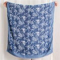 Détail d'un châle bleu avec imprimé de feuilles blanches et bords à franges fins - 180*90CM / Bleu (SL1904-085 Bleu)