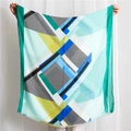 Dettaglio di una sciarpa sottile con motivi geometrici in verde smeraldo e blu reale - 180*90CM / Verde