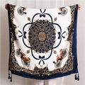 Detail eines Seidenschals mit Kutschenmuster und eleganten dunkelblauen Quasten - Marineblau