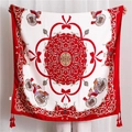 Detail eines bedruckten Seidenschals mit roten Kutschenmotiven und eleganten Quasten - Rot