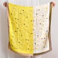 Détail d'une grande écharpe en coton et lin avec carreaux jaunes et bords effilochés - Jaune