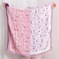 Dettaglio di una sciarpa quadrata in cotone e lino con blocchi di colore rosa e viola - Rosa antico
