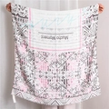 Dettaglio sciarpa in cotone lino con motivi geometrici e bordi a frange - 180x90cm / Stampa geometrica rosa e nera (SL1904-140)