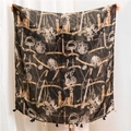 Detail eines Vintage-Equestrian-Schals mit Quasten und Retro-Kettenmustern - Schwarz Vintage Reitsport Print (SL1904-162 Black)