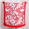 Detail van rood-wit gestreepte zijden sjaal met grote bloemmotieven en franjes aan de rand - Rood