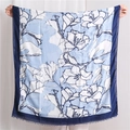 Detail van een blauw-wit gestreepte bloemensjaal met fijne kwastjes en zachte franjes - Blauw