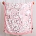 Dettaglio di sciarpa floreale rosa chiaro con motivi a fiori bianchi e strisce verticali - Rosa