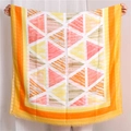 Detail van kleurrijke katoenen linnen sjaal met geometrisch patroon en franjes - Oranje