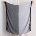 Klassischer Schal mit schwarz-grauen geometrischen Mustern in voller rechteckiger Größe - 180x90cm / Grau