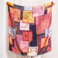 Detailansicht eines großen Vintage-Schals mit buntem Patchwork-Print und Spitzenkante - Rot