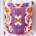 Vista dettagliata dello scialle da spiaggia geometrico con nappine viola decorative - 180*90CM / Nappe Geometriche Colorate (SL1903-026)