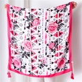 Détail d'écharpe en coton et lin avec roses roses, motifs géométriques et pompons rouges - 180*90CM / Rouge Rose