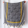Dettaglio sciarpa in cotone e lino con motivi bianco-neri e nappe a frangia gialla - 180*90CM / Splicing Nero Bianco Giallo