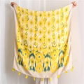 Böhmischer Ikat-Schal in Gelb und Grün mit eleganten Fransen-Quasten-Details - 180cm x 90cm / Pfauengelb