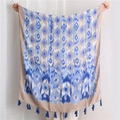 Blau-beiger Schal mit Regenbogenkaros, Tie-Dye-Mustern und dunkelblauen Quasten - 180cm x 90cm / Blaugrün