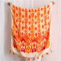 Beiger Regenbogen Schal mit orangefarbenem Ikat-Muster und Fransen-Details - 180cm x 90cm / Pfauenorange