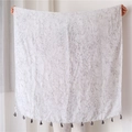 Detalle de bufanda de lino con estampado de mármol gris y pequeñas borlas en el borde - Gris