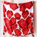 Dettaglio della stampa floreale con rose rosse su sciarpa di lino bianco con nappe rosse - Stile Stampa Rose Rosse (SL1903-119)