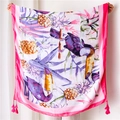 Dettaglio di sciarpa tropicale con stampe di tucano ananas e nappine rosa decorative - 180x90cm / Rosa