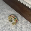 Detailansicht eines vergoldeten verstellbaren Rings mit bunten Zirkonia-Steinen - Offener verstellbarer Stil / Bunt