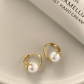 Orecchini a cerchio intrecciati placcati in oro con perle bianche dal design minimalista - Orecchini a lobo con perla dorata