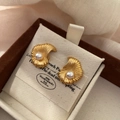 Orecchini vintage francesi testurizzati dorati con perle bianche rotonde su espositore - Orecchini a Bottone Oro Opaco