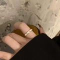 Elegante anello aperto in oro con decorazione floreale bianca sulla mano, stile retrò - Bianco