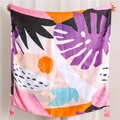 Dettaglio di una sciarpa bohémien in lino con foglie tropicali viola e nappe rosa - Versione Estesa / Stile Nappine con Stampa di Piante Tropicali a Colori Astratti (SL1904-031)