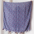 Dettaglio di sciarpa leggera in lino con motivi a gufo e nappe con frange viola - Stampa Gufo (SL1904-061) / Grigio Blu