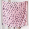 Dettaglio sciarpa in lino rosa con stampe di gufi e nappe fatte a mano per donne - Stampa Gufo (SL1904-061) / Rosa Chiaro