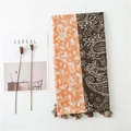 Dettaglio sciarpa in cotone e lino con stampa paisley, nappe e design patchwork - Orange Brown Spliced Paisley / Arancione Caffè