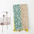 Dettaglio scialle in cotone lino con stampa paisley, nappe e design a blocchi di colore - Green Spliced Paisley / Verde-giallo