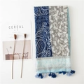 Dettaglio dello scialle da spiaggia con stampa paisley etnica e morbide nappe - Paisley Splicing Blu Scuro / Blu