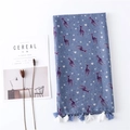 Detailansicht eines blauen Schals mit Hirschprint und handgeknüpften Quasten auf Weiß - Blau