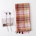 Dettaglio delle frange della sciarpa a quadri con nappe rosa e marroni su bianco - Cachi