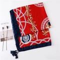 Écharpe baroque rouge et bleu marine avec motifs de lion dorés et pompons élégants - Contraste Rouge et Bleu