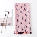 Künstlerischer rosa Schal mit Hirschprint und Fransen auf minimalistischem Weiß - Rosa