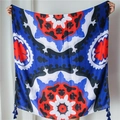 Dettaglio della sciarpa con stampa floreale geometrica blu e rossa e nappe blu - Taglia unica / Stampa Geometrica Astratta Blu