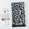 Elegante sciarpa leopardata in cotone e lino grigio nero con bordo nero e accenti moderni - Leopardo Grigio