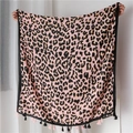 Detailaufnahme von Leopardenmuster-Schal mit rosa und schwarzen Fransen und weichem Stoff - Rosa
