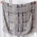 Grande sciarpa quadrata con motivo pied-de-poule grigio e bianco in tessuto leggero - Nero