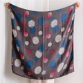 Detail van neon polkadots op een retro sjaal van katoen en linnen voor dames - Grijs