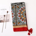 Böhmischer Schal mit Mandala-Druck, roten Quasten und weichem Baumwollleinen - Schwarz / 180*90