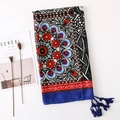 Böhmischer Strand-Schal mit Mandala-Druck, blauen Quasten und Retro-Blumenmuster - Blau / 180*90