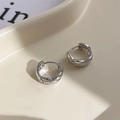 Pendientes de aro plateados con diseño de rombos acolchados y estilo minimalista - Estilo Redondo Acolchado Plateado (A-824)