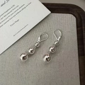 Pendientes colgantes de tres bolas de metal plateado pulido con acabado de espejo fino - Pendientes de Gota de Triple Esfera Plateados