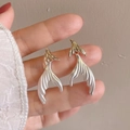 Pendientes minimalistas de cola de pez en dos tonos oro y plata con textura ondulada - Contraste Oro y Plata