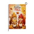 Herfst tuinvlag met eekhoorns en Hello Fall tekst aan een zwarte metalen houder - Eekhoorn Stijl (HYQ074-3)
