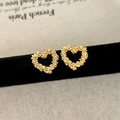 Elegante vergulde hartvormige oorbellen met korrelige textuur op zwart fluweel - Gouden Hart Oorknopjes (A-323)
